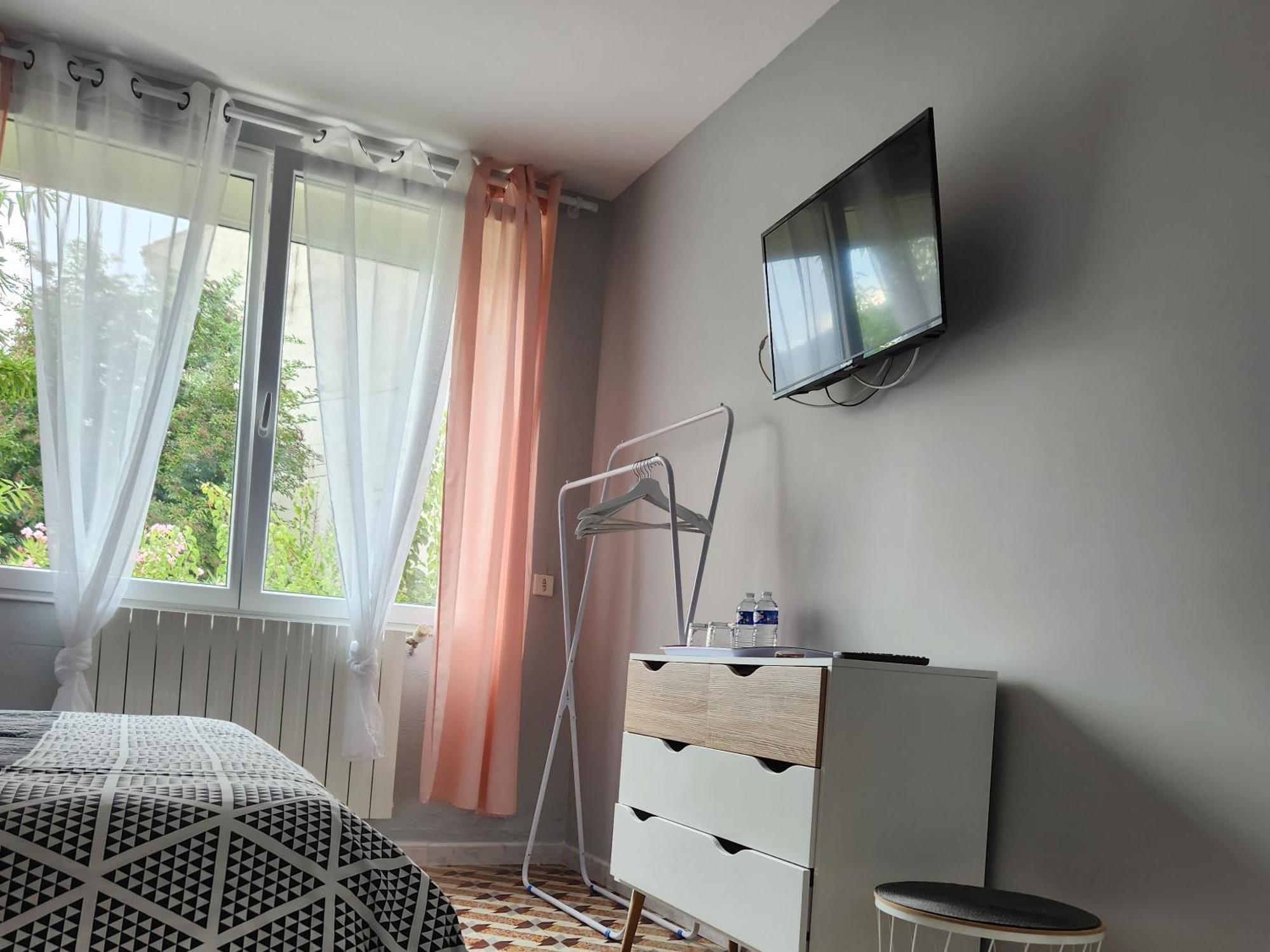 Les Belles Nuits Bed and Breakfast Le Bousquet-d'Orb Exteriör bild